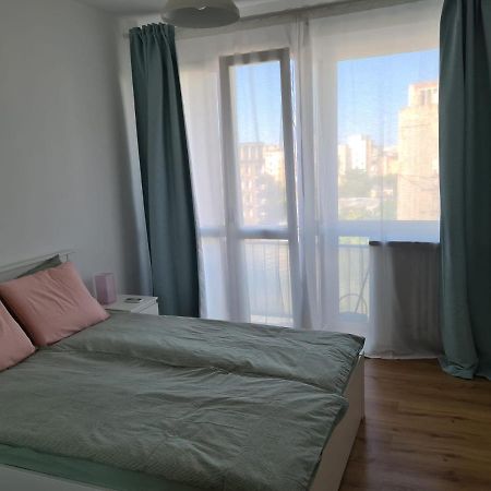 Rene'S Leisure Apartment Bukares Bagian luar foto