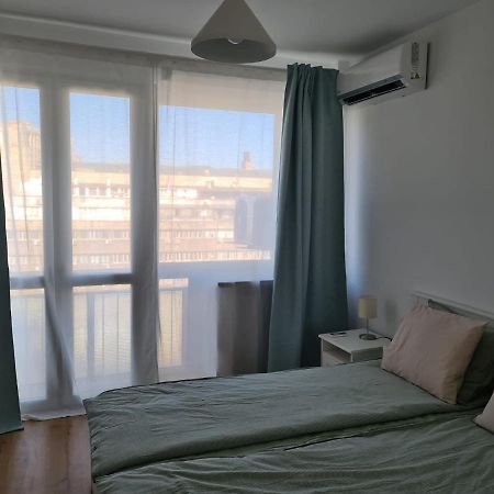 Rene'S Leisure Apartment Bukares Bagian luar foto