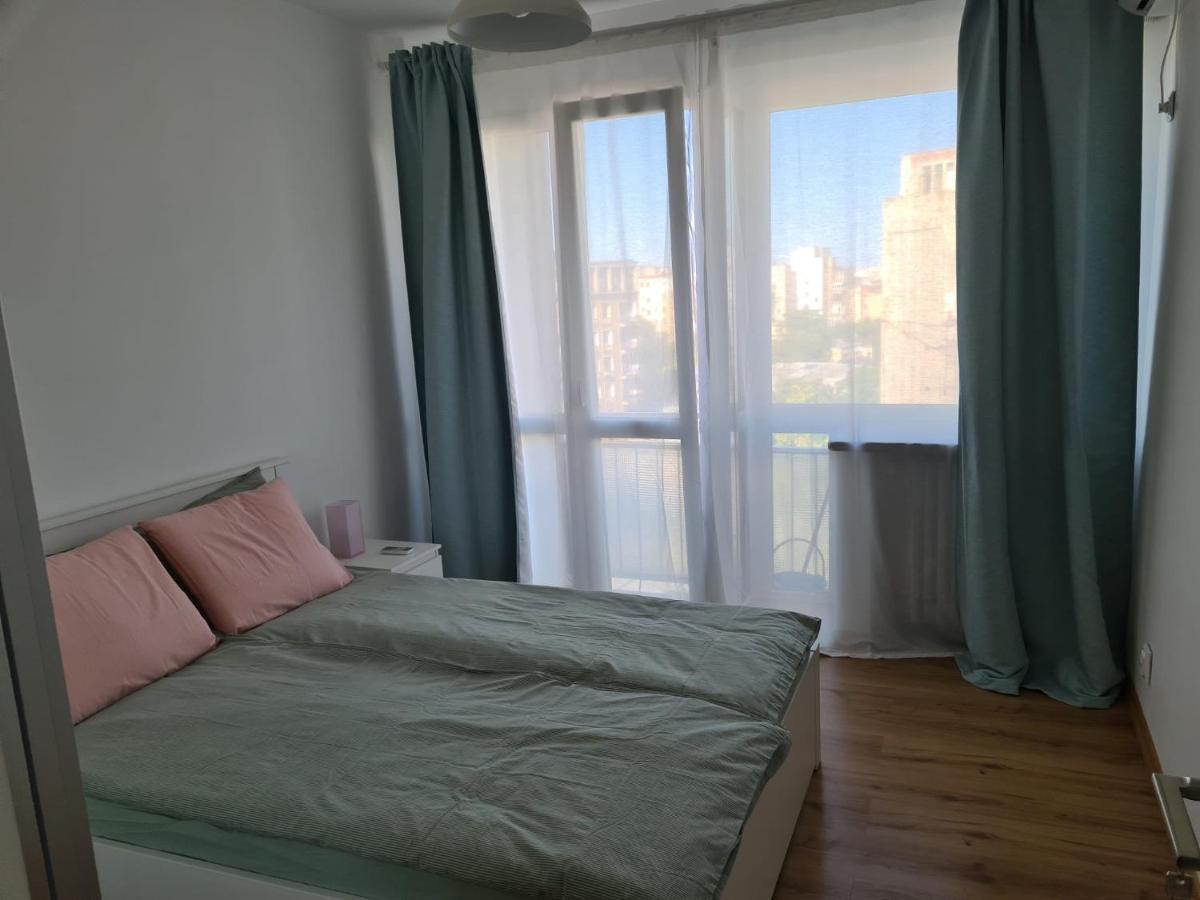 Rene'S Leisure Apartment Bukares Bagian luar foto