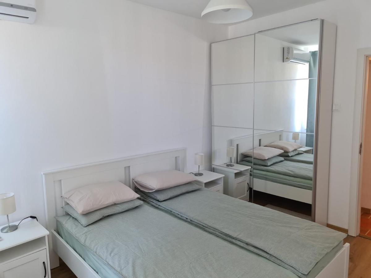 Rene'S Leisure Apartment Bukares Bagian luar foto