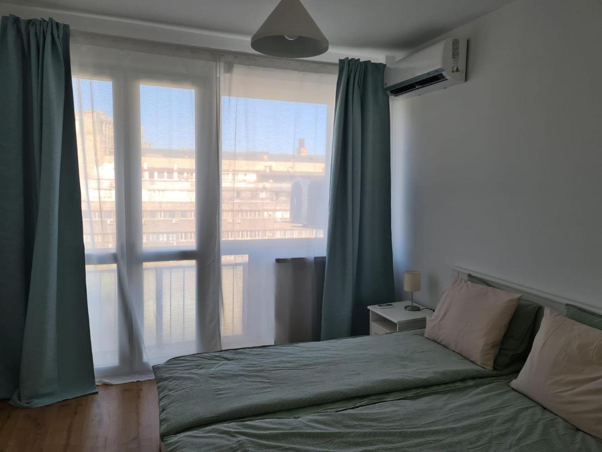 Rene'S Leisure Apartment Bukares Bagian luar foto