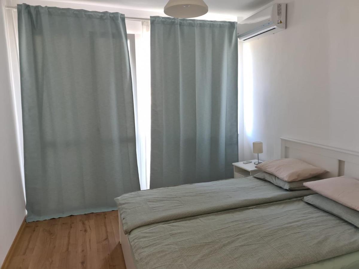 Rene'S Leisure Apartment Bukares Bagian luar foto