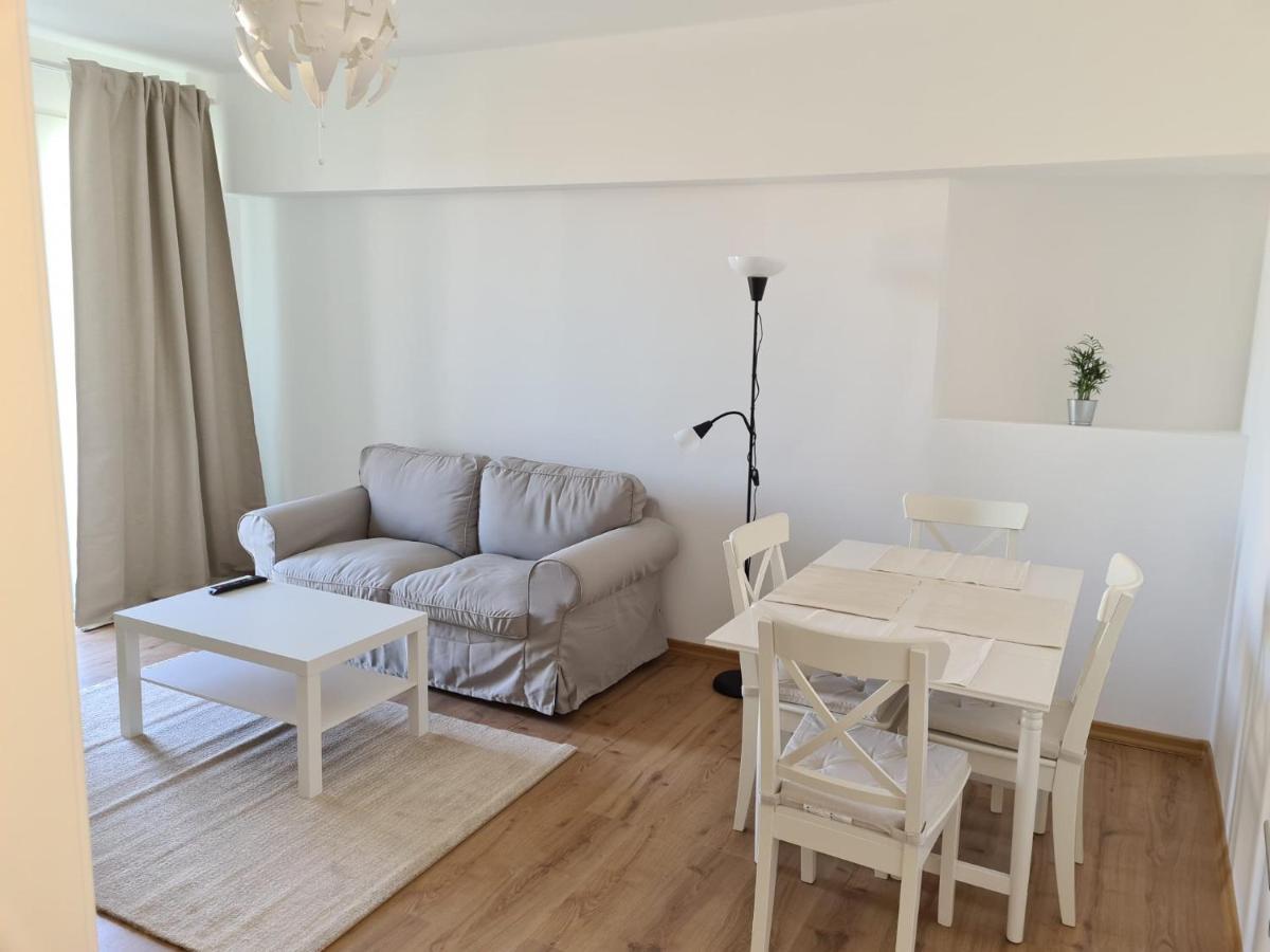 Rene'S Leisure Apartment Bukares Bagian luar foto
