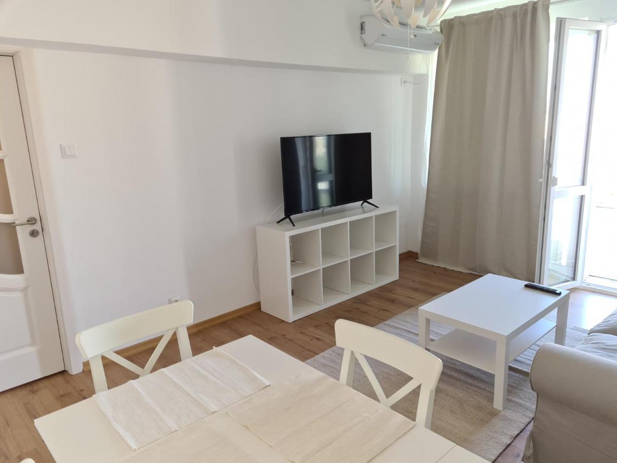 Rene'S Leisure Apartment Bukares Bagian luar foto