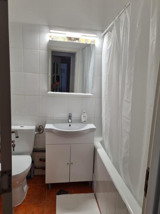 Rene'S Leisure Apartment Bukares Bagian luar foto