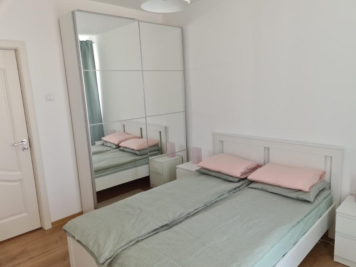 Rene'S Leisure Apartment Bukares Bagian luar foto