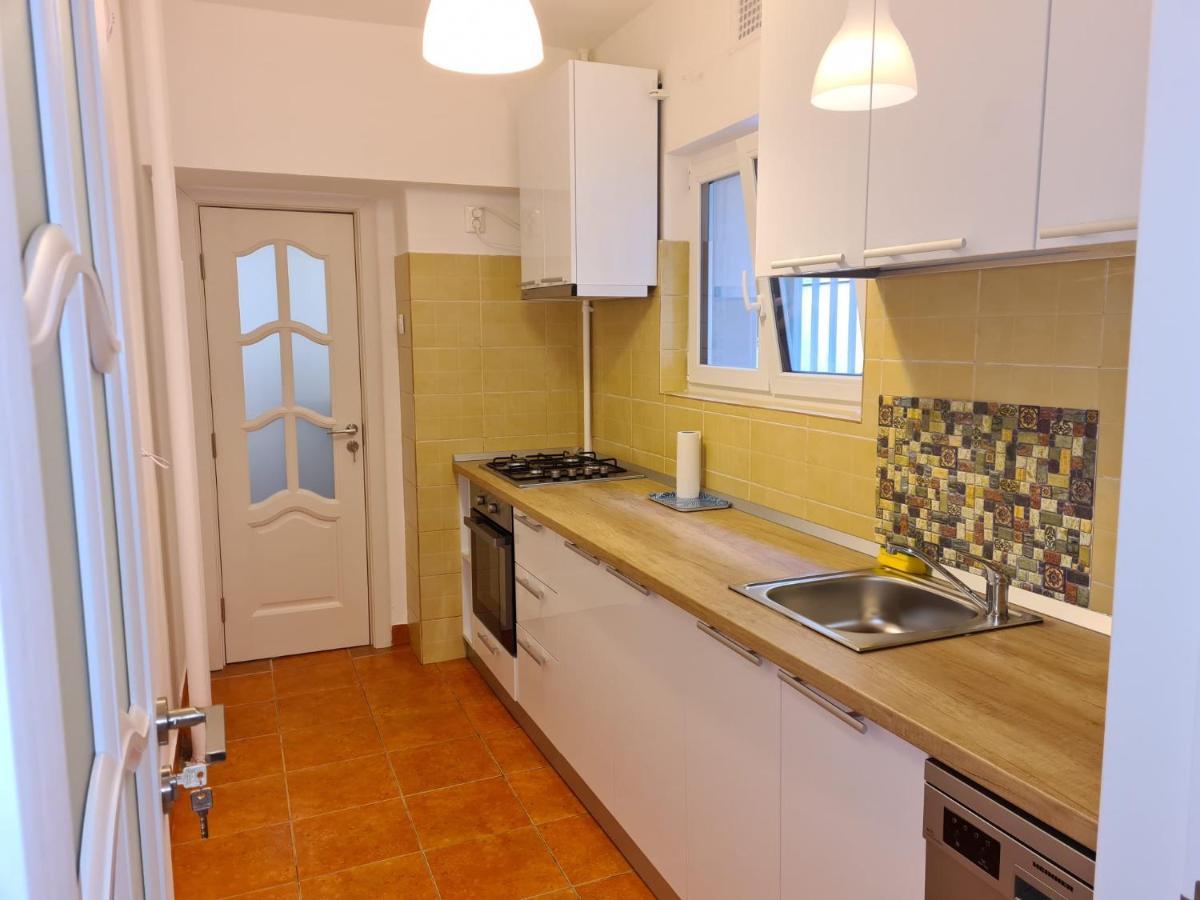 Rene'S Leisure Apartment Bukares Bagian luar foto